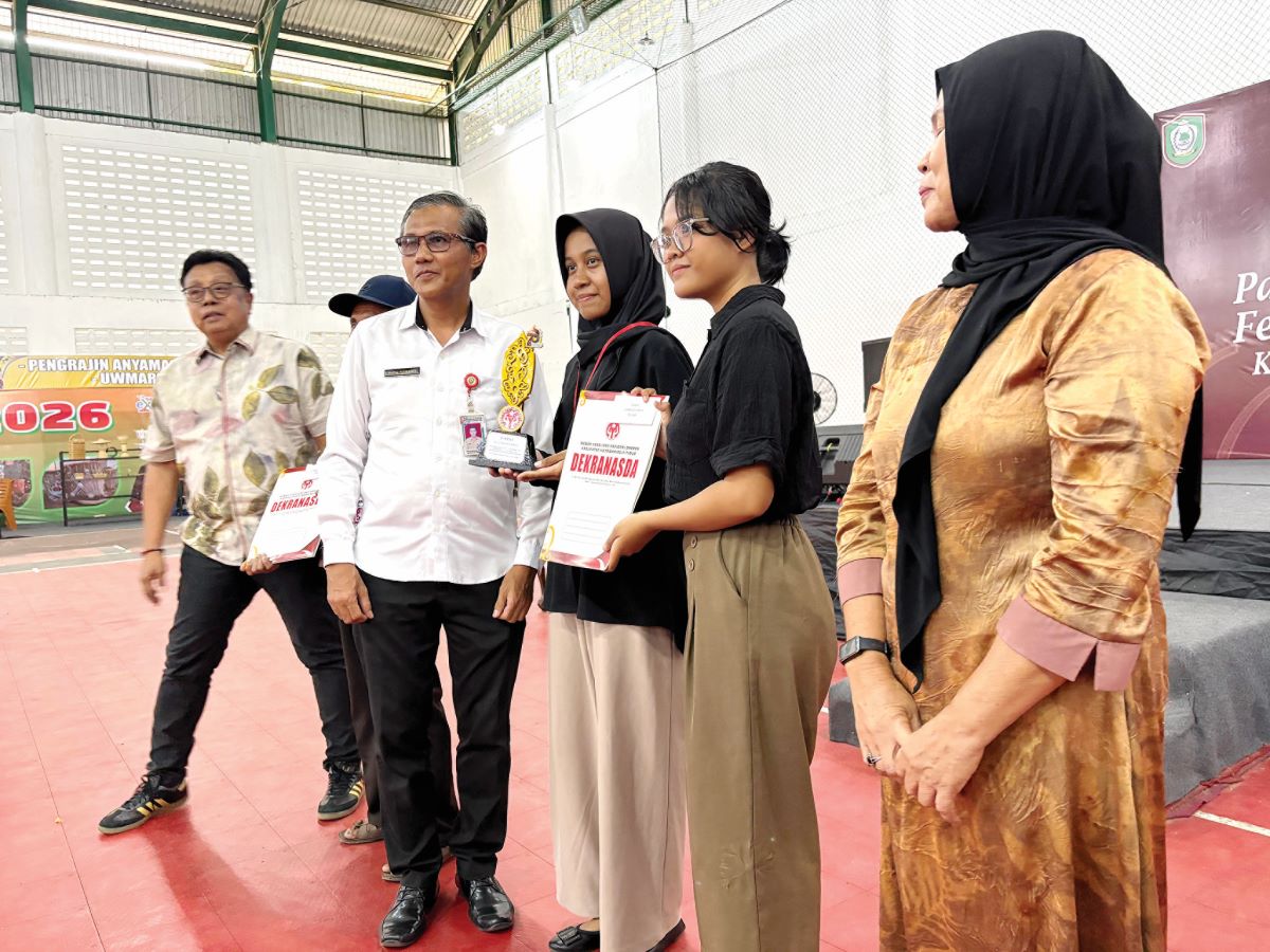 JUARA: Staf Ahli Bupati menyerahkan hadiah pada pemenang juara Ecoprint pelajar di kegiatan Gelora Kriya Dekranasda, Rabu (14/1/2026). FOTO: YUNI/RADAR SAMPIT