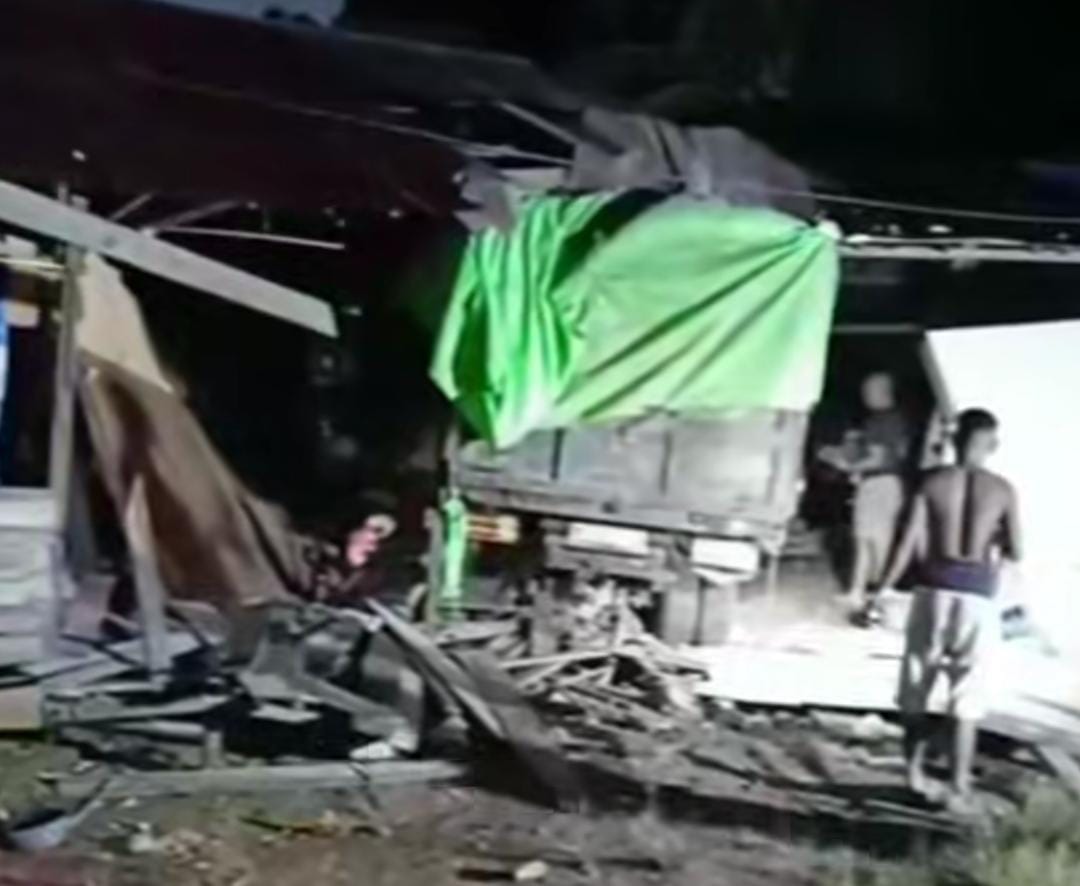 Truk yang mengalami kecelakaan tampak masih terjebak di reruntuhan rumah warga di Desa Patai, Kecamatan Cempaga, Kabupaten Kotawaringin, Selasa malam (13/1/2026).