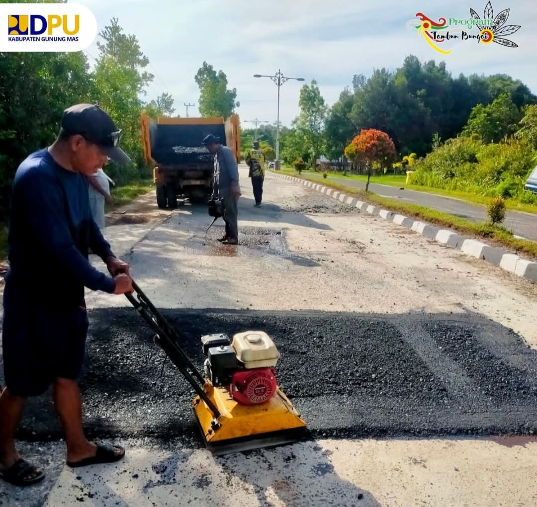Para pekerja melakukan perbaikan ruas jalan dalam Kota Kuala Kurun, Senin (12/1).