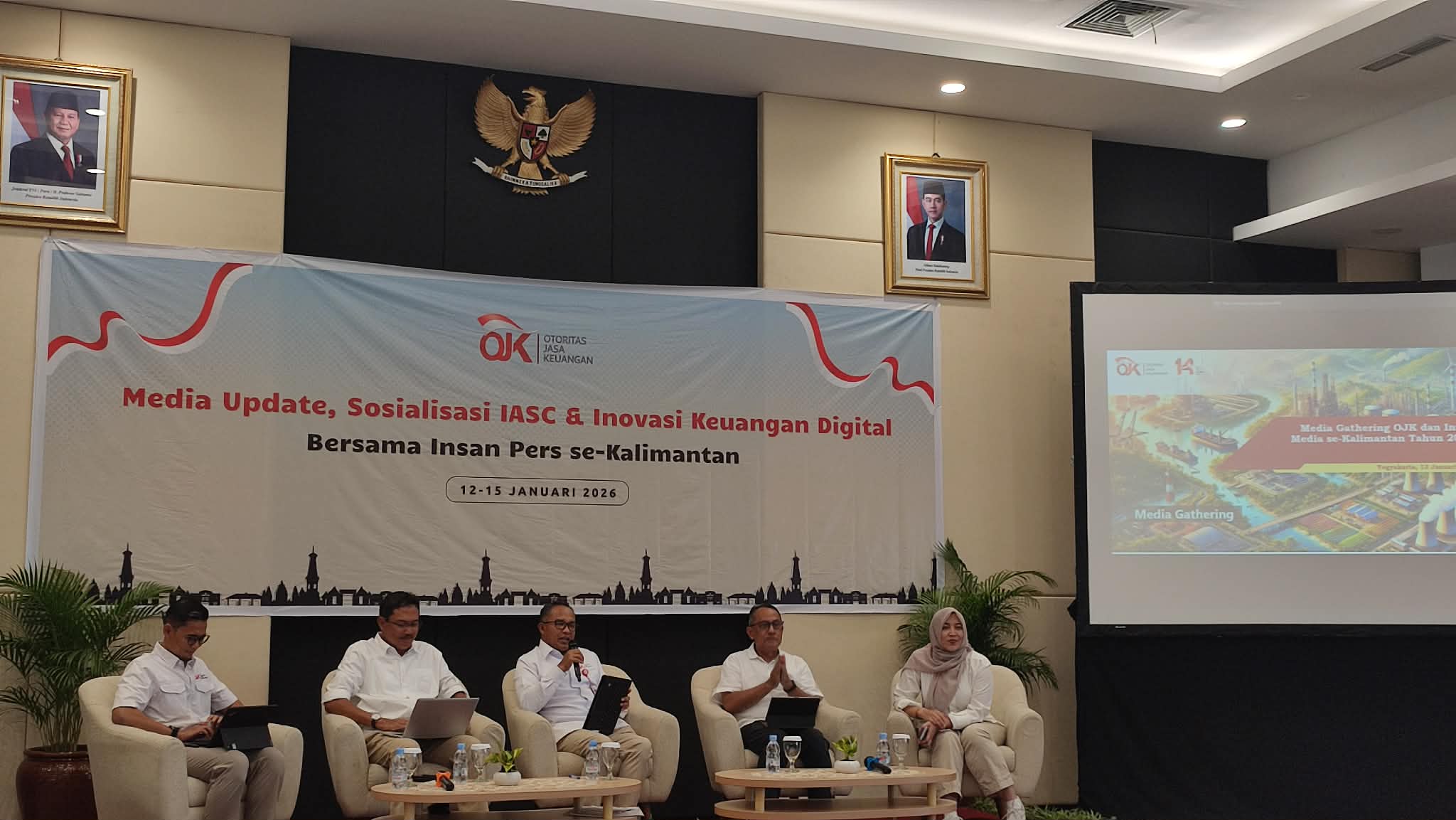 Kepala OJK Provinsi Kalimantan Tengah Primandanu Febriyan Aziz(ujung) menghadiri  media update, sosialisasi IASC dan Inovasi Keuangan Digital bersama insan pers se-Kalimantan, Selasa (13/1/2026)