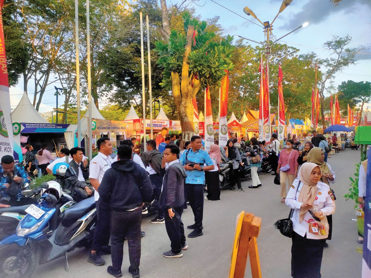 RAMAI: Suasana hari terakhir pelaksanaan Sampit Expo 2026 di Stadion 29 November, Rabu (14/1/2026). FOTO: YUNI/RADAR SAMPIT