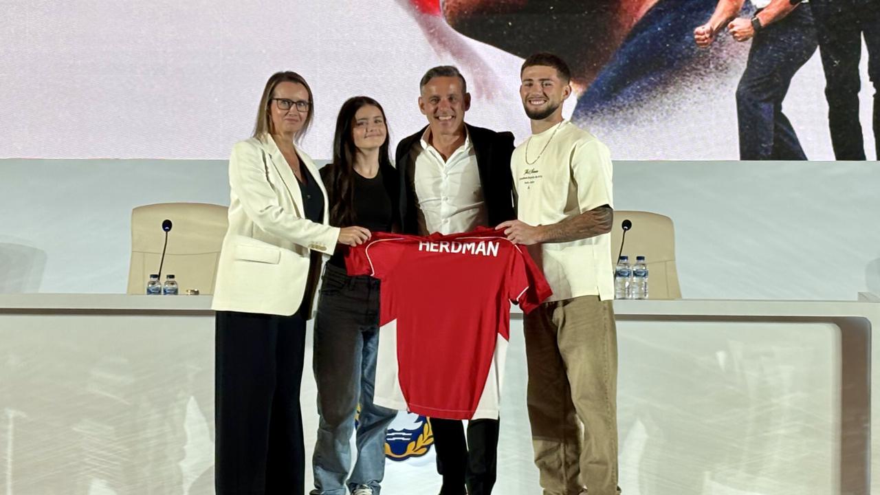 Pelatih baru timnas Indonesia John Herdman dan keluarganya saat diperkenalkan, Selasa (13/1).