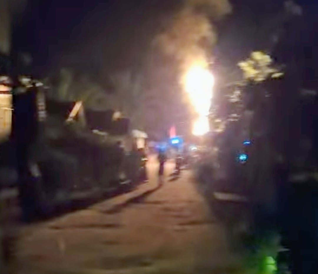 Suasana di Desa Terantang saat trafo listrik meledak dan terbakar, Selasa malam (13/1/2026).