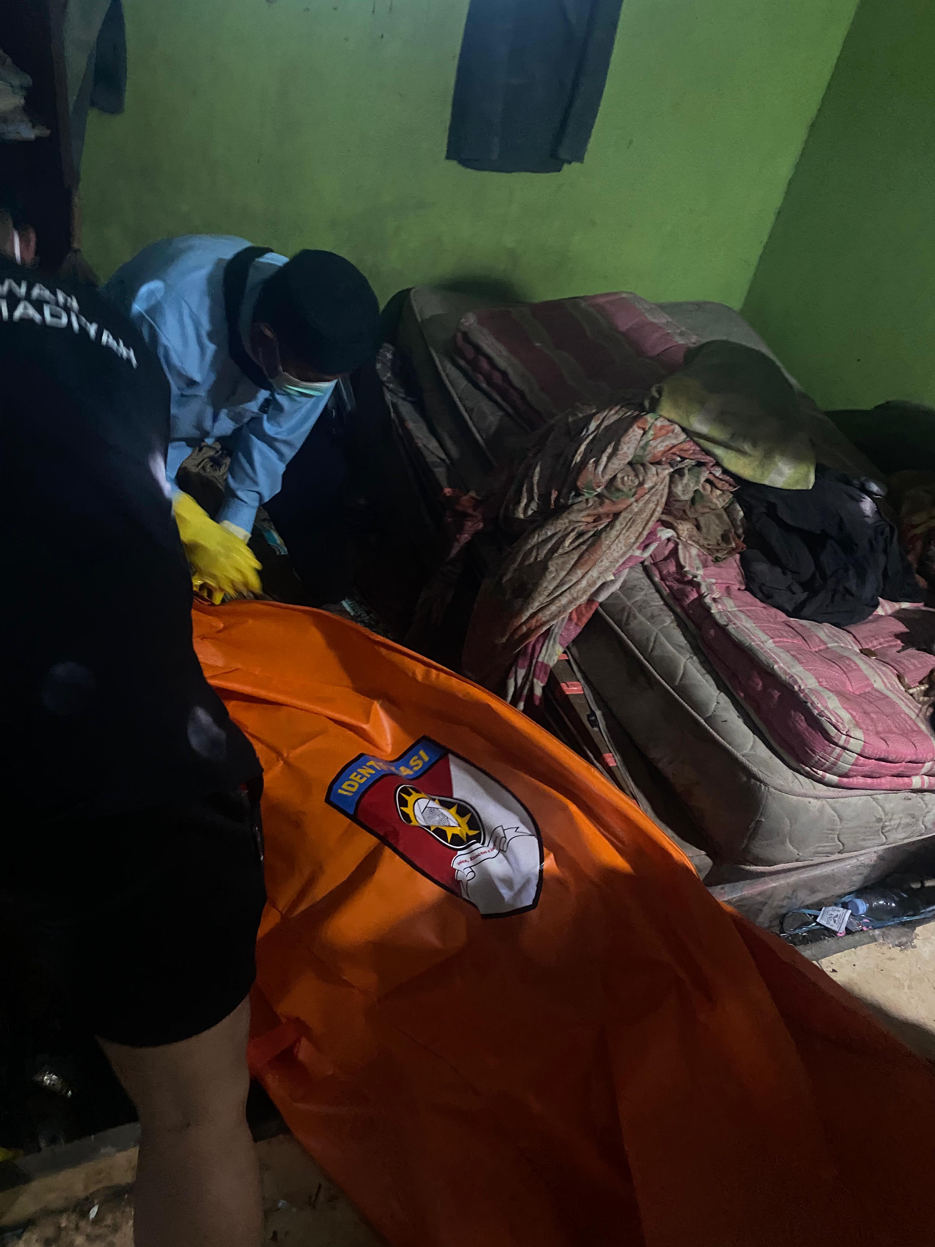 Evakuasi jenazah seorang warga di Jalan Temanggung Tilung Rabu (14/1/2026), yang ditemukan setelah beberapa hari meninggal dunia.