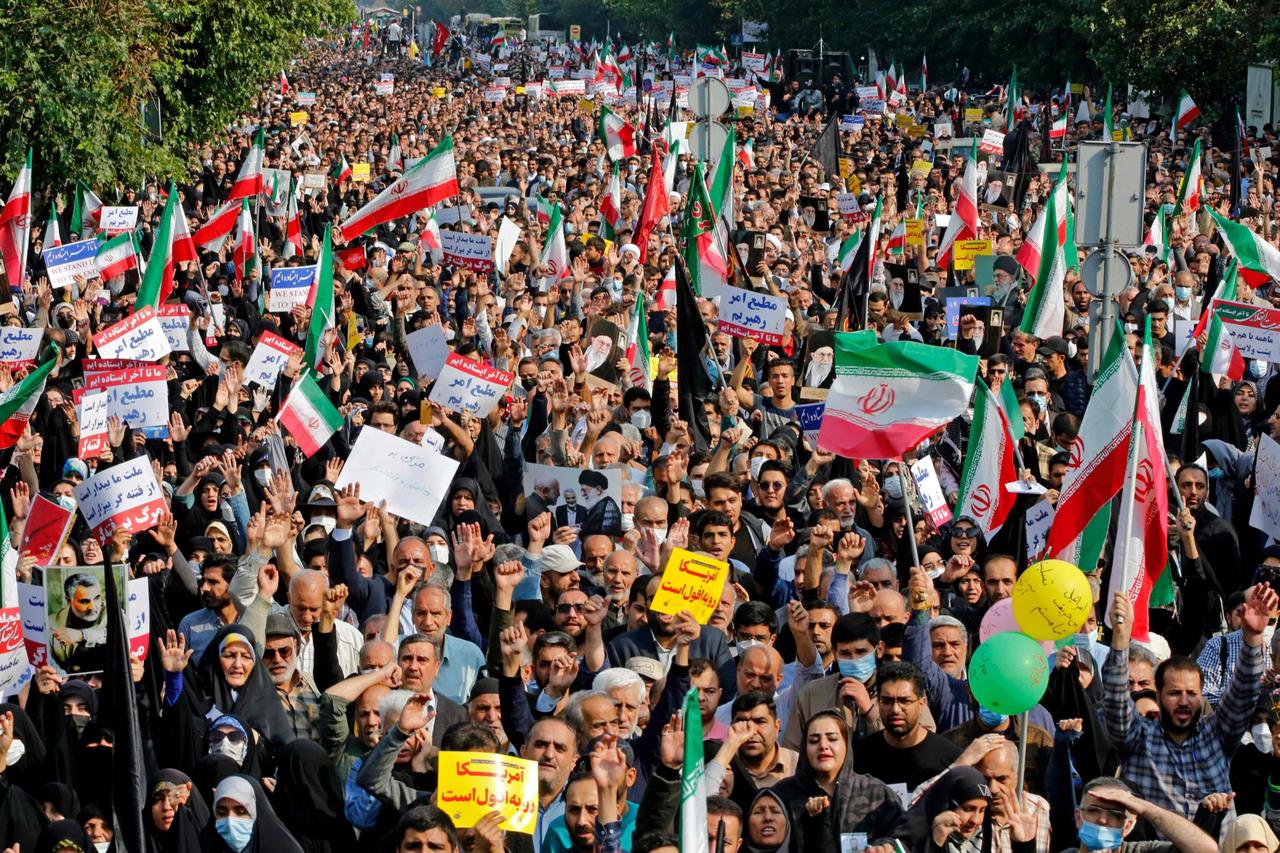 Massa yang berdemonstrasi di Teheran Iran, baru-baru tadi