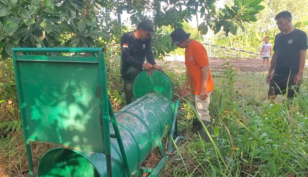 Petugas memasang perangkap di Jalan Bumi Raya I lokasi kemunculan beruang madu.