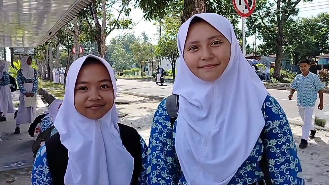 Siswi SMP Negeri 2 Arut Selatan, Kabupaten Kotawaringin Barat, saat dimintai tanggapan terkait penerapan sekolah lima hari, Rabu (14/1).