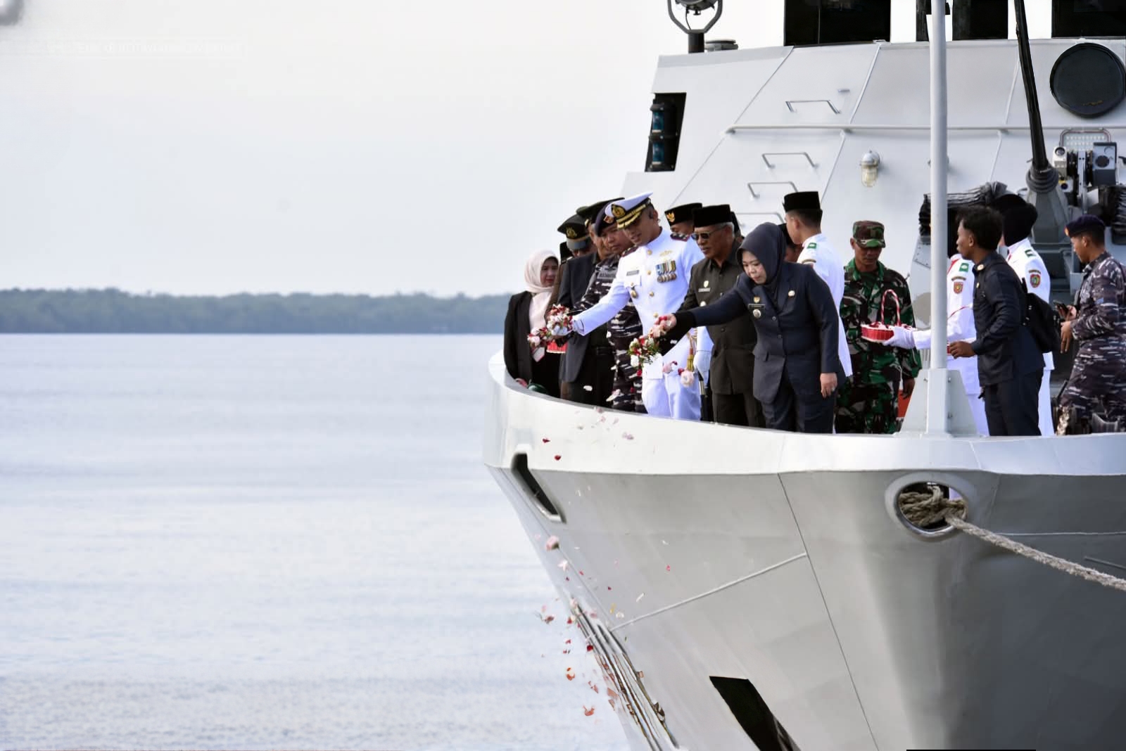 Bupati Kotawaringin Barat Hj Nurhidayah  bersama jajaran Forkopimda melaksanakan tabur bunga peringatan pertempuran 14 Januari 1946 di Pelabuhan Panglima Utar Kumai, Rabu (14/1. )