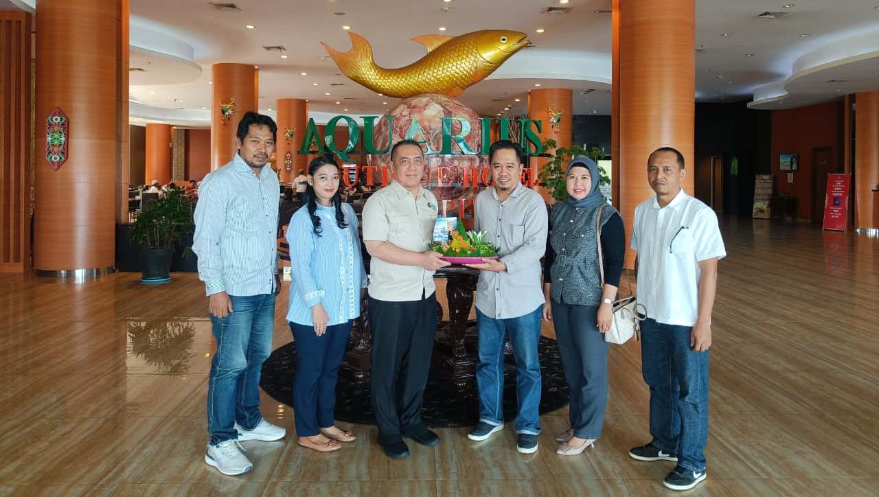 Pemimpin Redaksi Radar Sampit Agus Jaka P bersama tim disambut langsung oleh GM Aquarius Boutique Hotel Sampit Harry Darmawan di lobi hotel, Kamis (15/1).