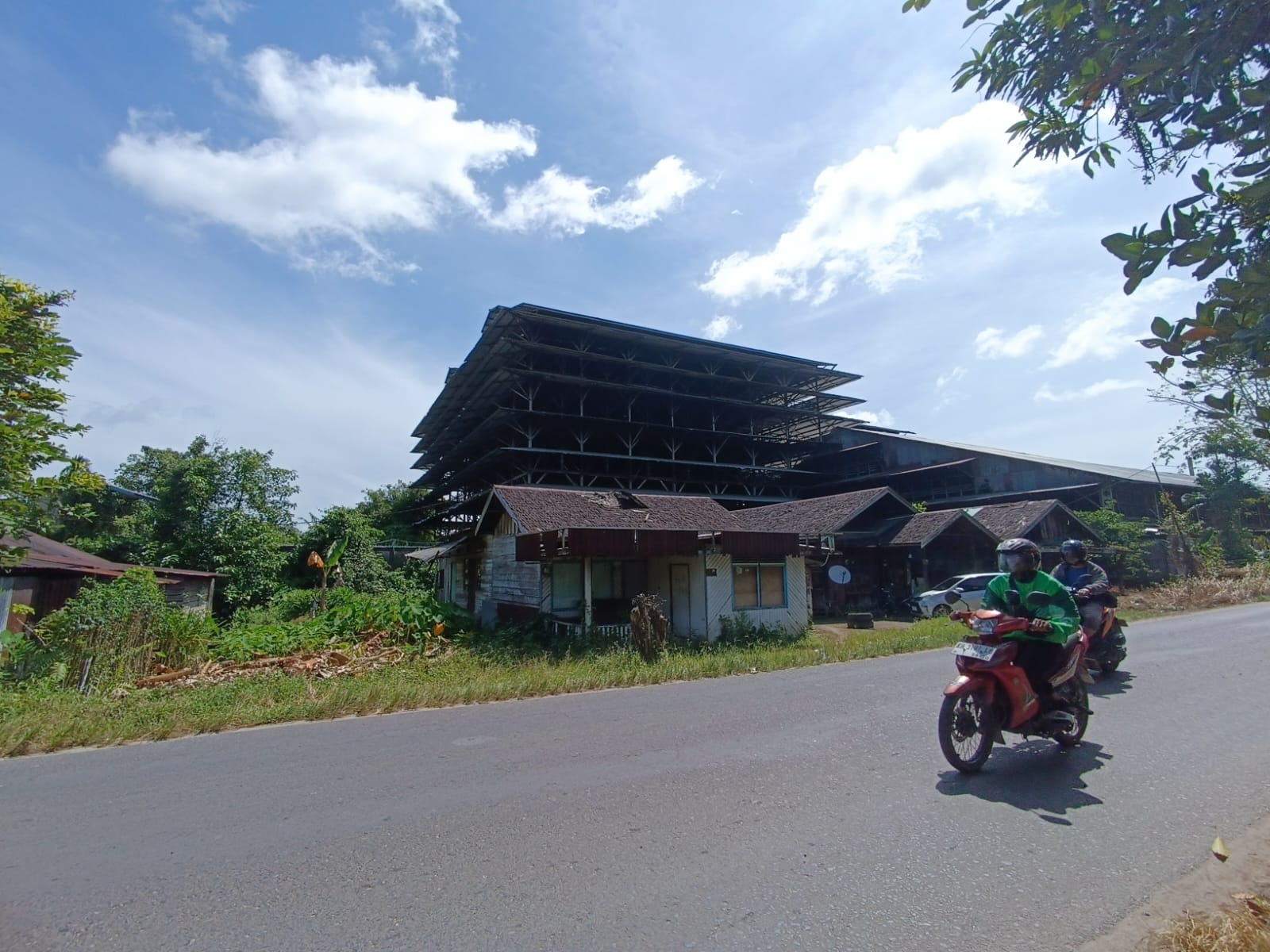 Bau menyengat dari Eks Gudang Karet di Jalan Ir Juanda Sampit dikeluhkan warga, diduga karena dipergunakan untuk penyimpanan limbah sawit. (Oes/Radar Sampit)