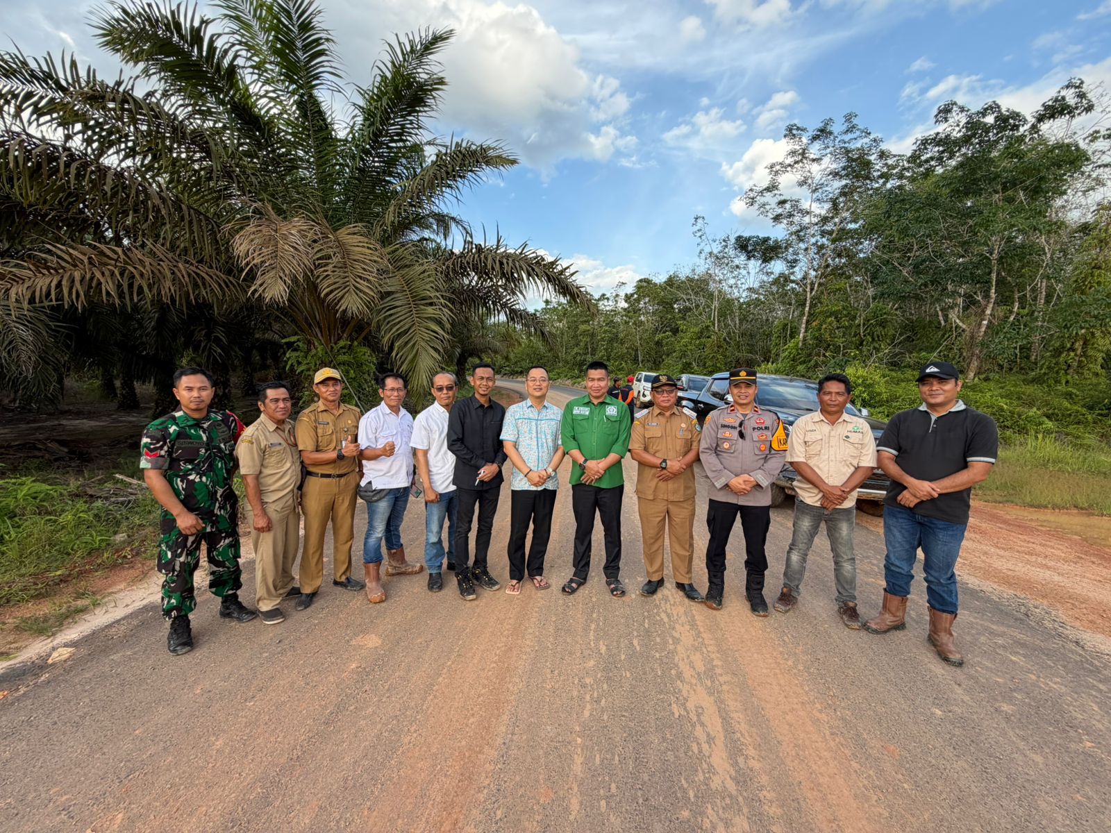 Beberapa anggota DPRD Kotim, pemerintah kecamatan, aparat TNI/Polri dan beberapa pihak PBS sawit, serta pihak terkait lainnya, yang langsung memantau perbaikan jalan poros di Kecamatan Mentaya Hulu.