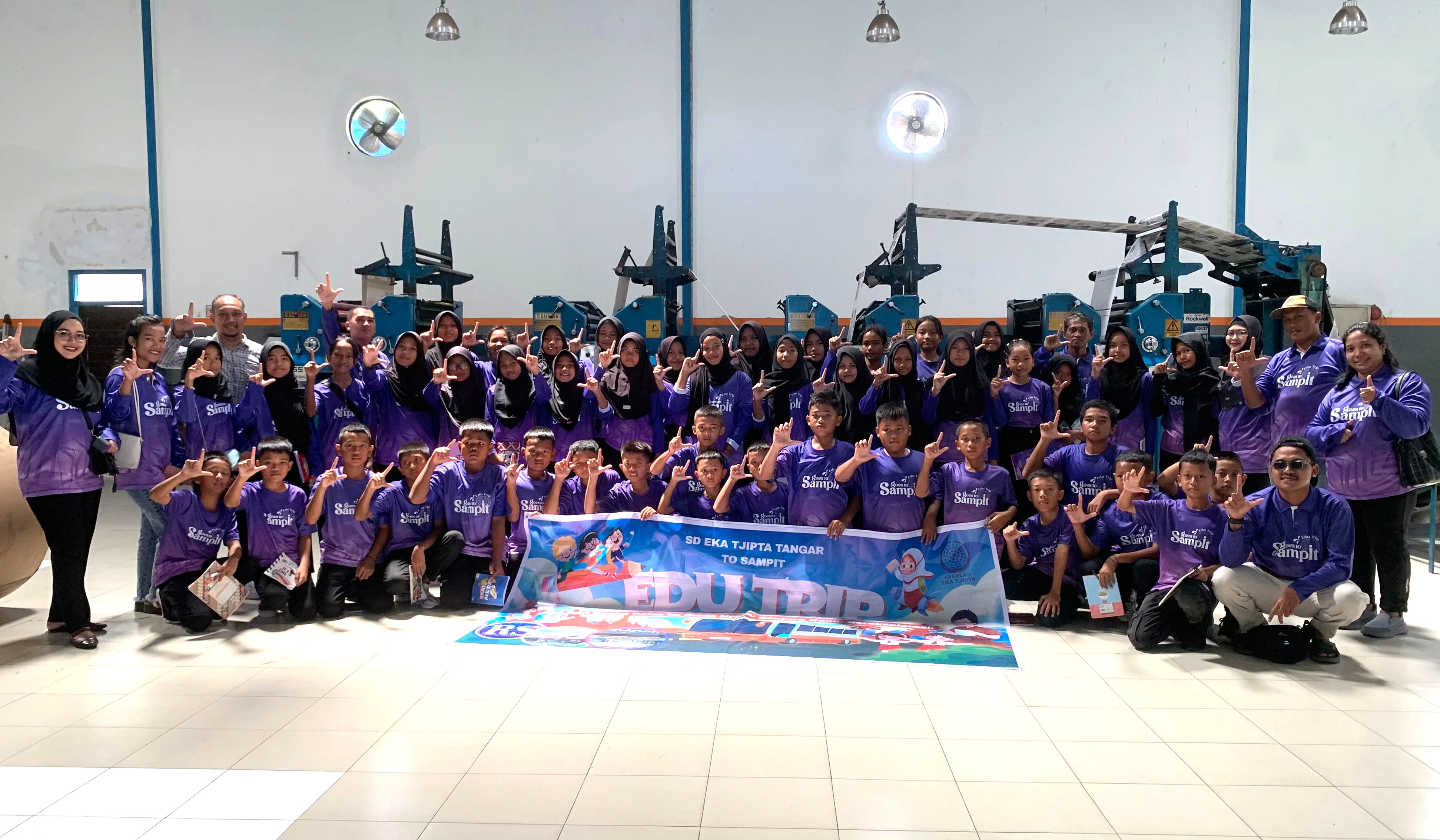 PERKUAT LITERASI: Para murid kelas V dan VI SD ET Tangar bersama dewan guru berfoto bersama di ruang percetakan Radar Sampit