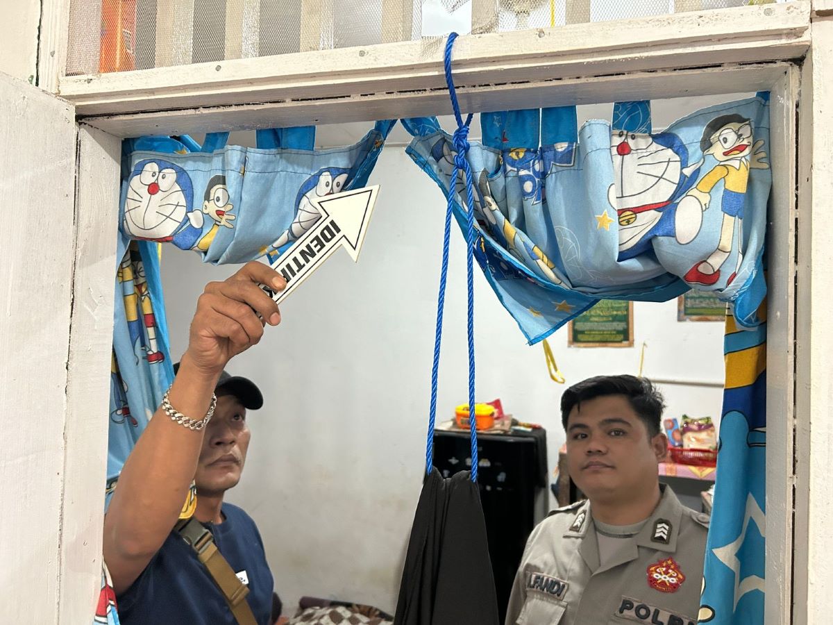 OLAH TKP: Personel Kepolisian olah tempat kejadian (TKP) pelajar yang ditemukan tewas tergantung di Kecamatan Cempaga Hulu, Kotawaringin Timur, Rabu (15/1/2026) sore. FOTO: IST/RADAR SAMPIT