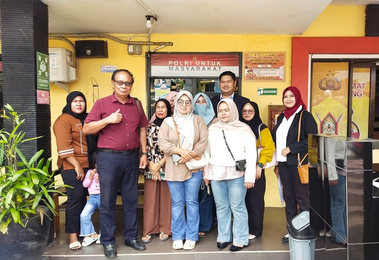 Para pelapor dugaan penipuan arisan saat berada di SPKT Polres Kobar Kamis 15 Januari 2026.&nbsp;Syamsudin/Radar Sampit