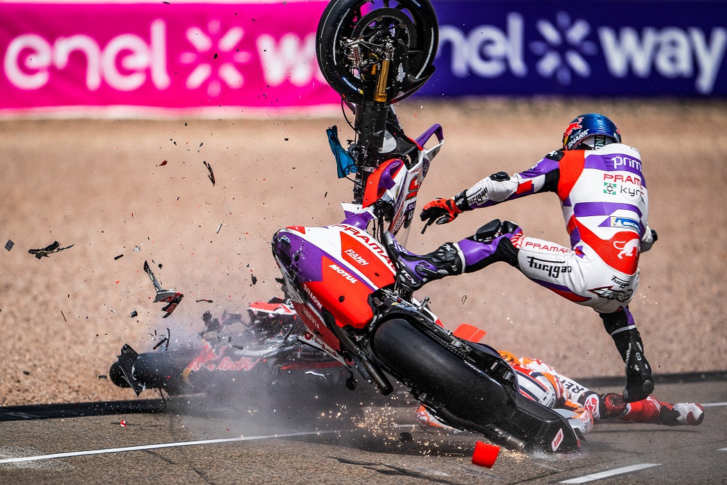 Salah satu insiden kecelakaan dalam balapan MotoGP yang membahayakan keselamatan pembalap.