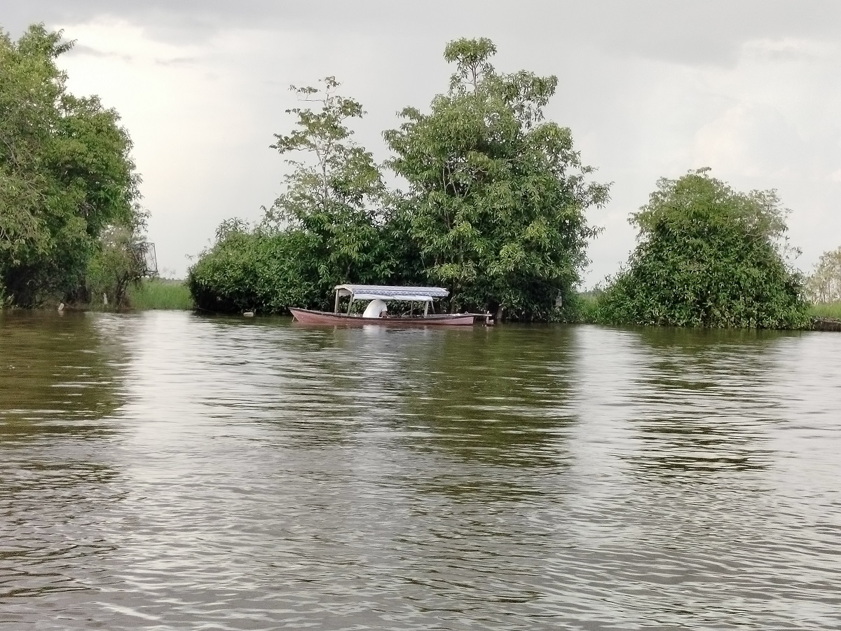 Salah seorang nelayan saat mencari ikan di Sungai Jelai menggunakan perahu mesin.