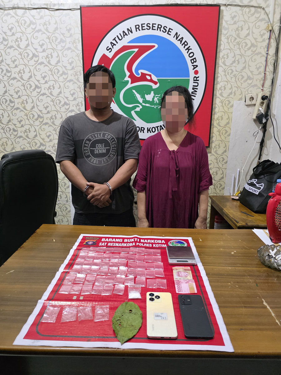 PASUTRI SABU : RH (43) dan istrinya A (43) diamankan di kantor polisi karena terlibat peredaran narkoba. FOTO: POLRES KOTIM/RADAR SAMPIT