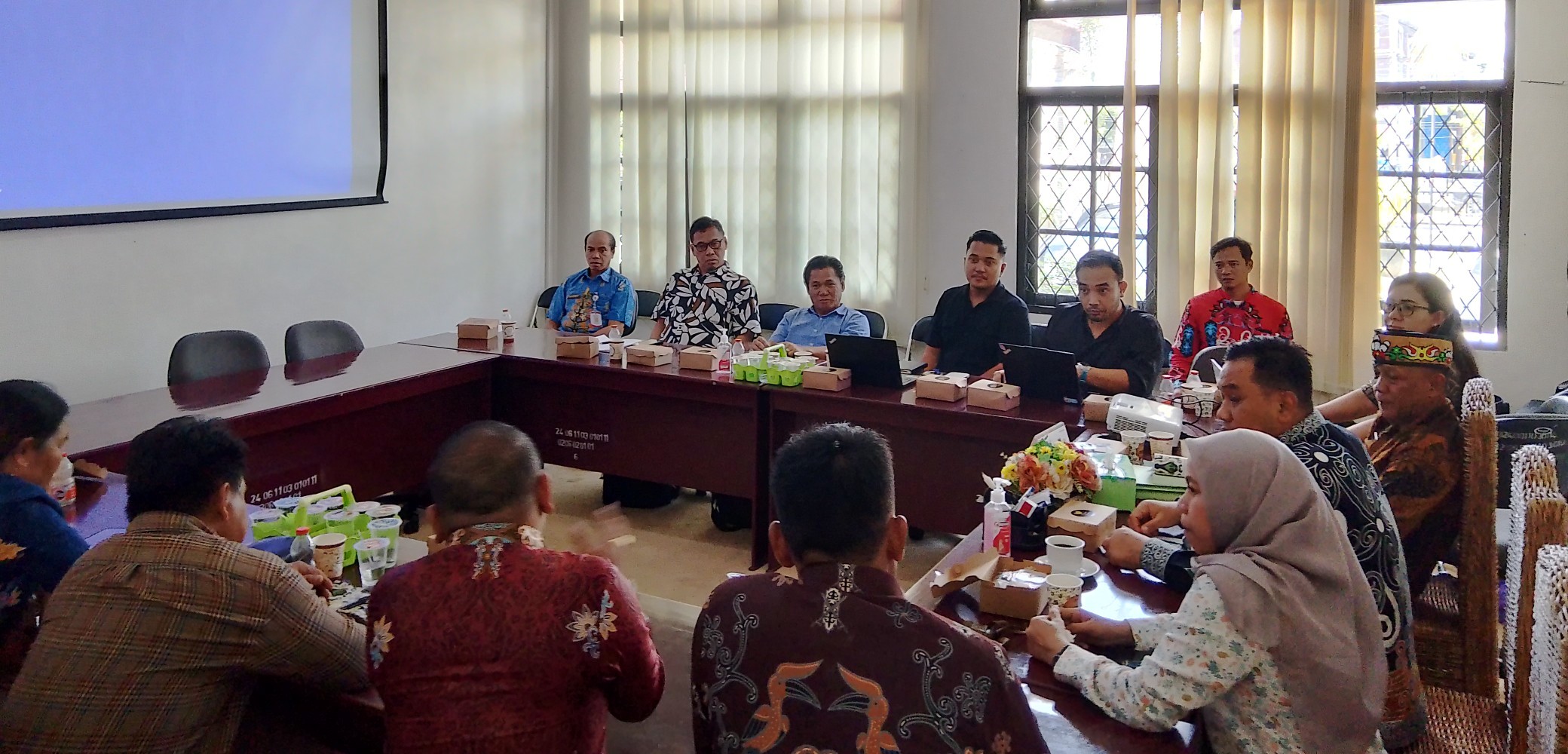 DISKUSI: Dinas Perkebunan Kalteng saat memfasilitasi pertemuan  dengan perusahaan terkait realisasi plasma, Kamis (15/1).