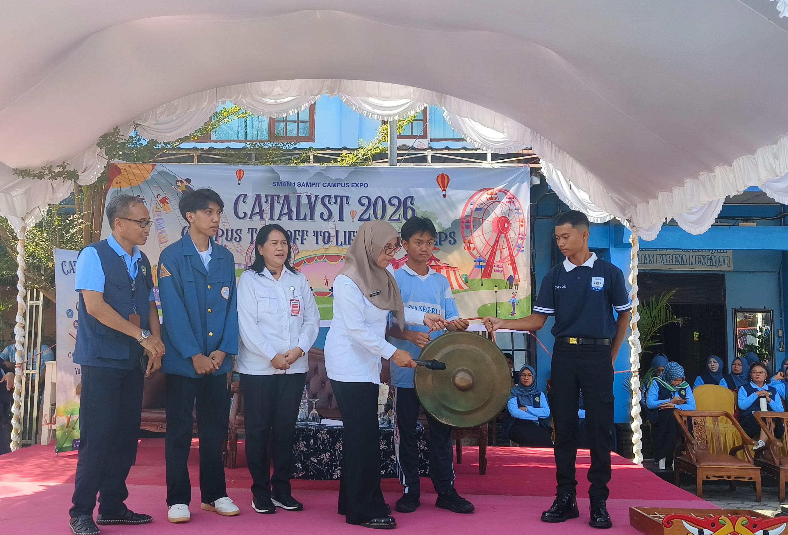PENGUATAN SDM: Pembuatkaan Expo Perguruan Tinggi di SMAN 1 Sampit yang diikuti puluhan perguruan tinggi terkemuka baik di Kalimantan maupun Pulau Jawa. (SMANSA UNTUK RADAR SAMPIT)