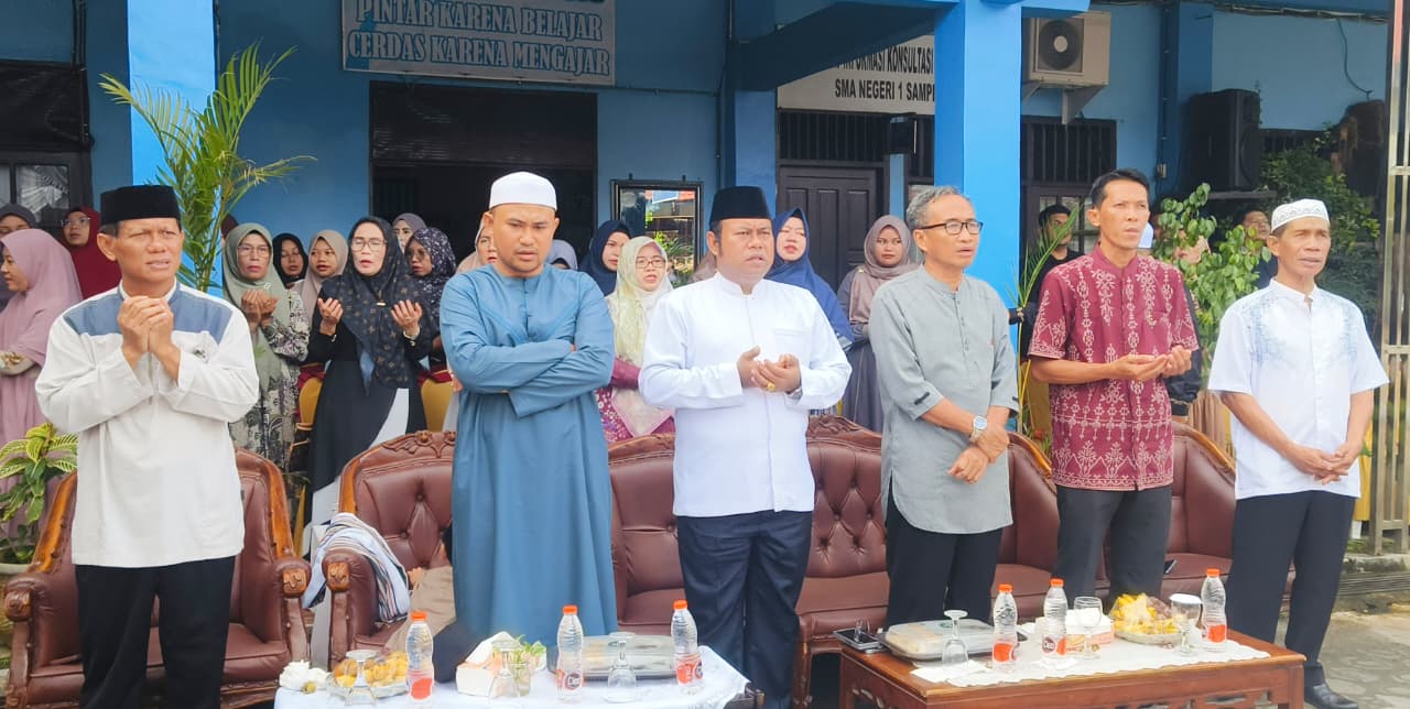 kepada SMAN 1 Sampit M. Darma Setiawan dan juga Ketua Komite SMAN 1 Sampit Susilo. Sebagai penceramah Ustaz Ahmad Mubarok.