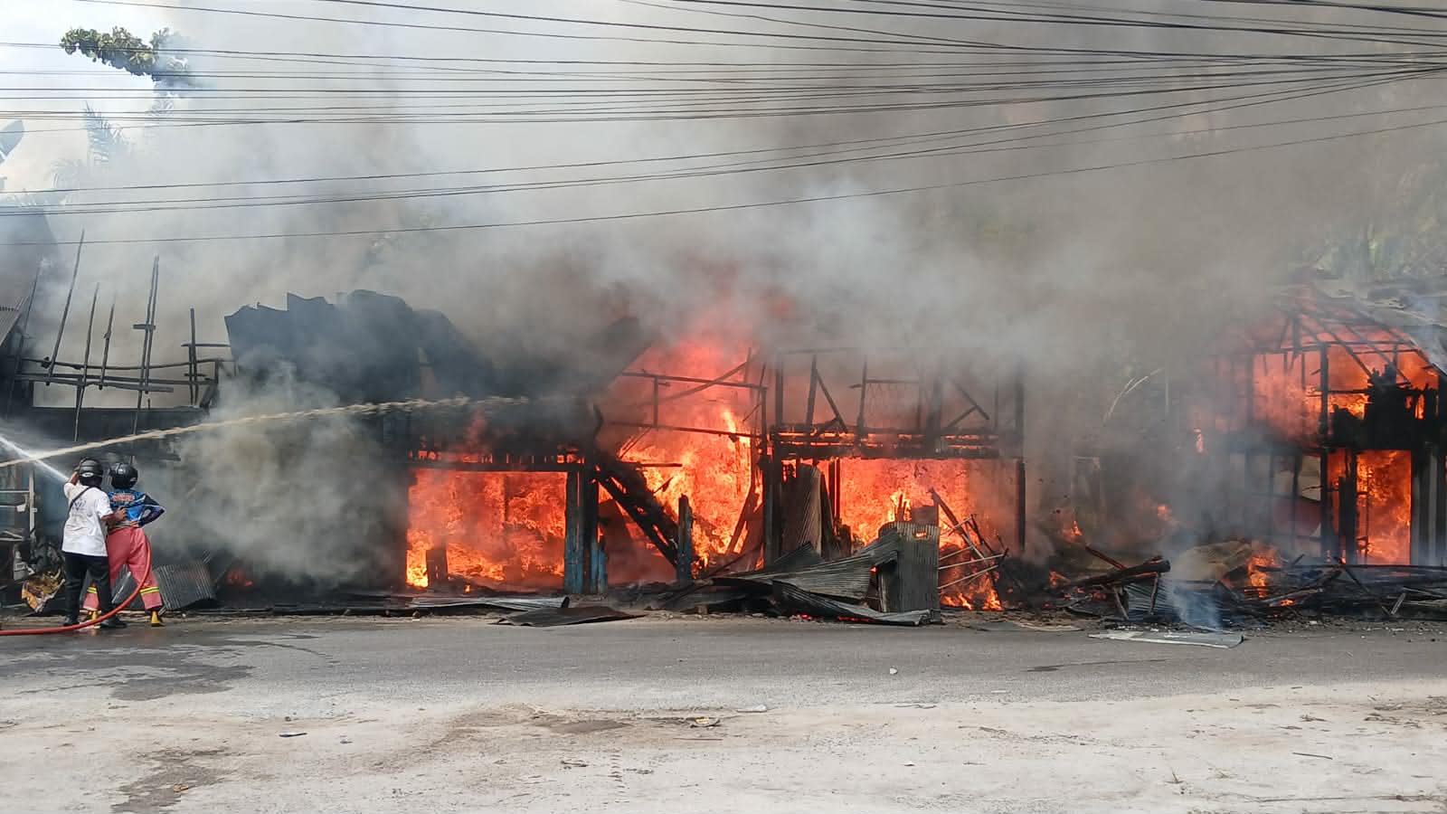 Kobaran api saat membakar  komplek pertokoan di Jalan Christopel Mihing, Kelurahan Langkai, Kecamatan Pahandut, Kota Palangka Raya, Kamis (15/1/2026)