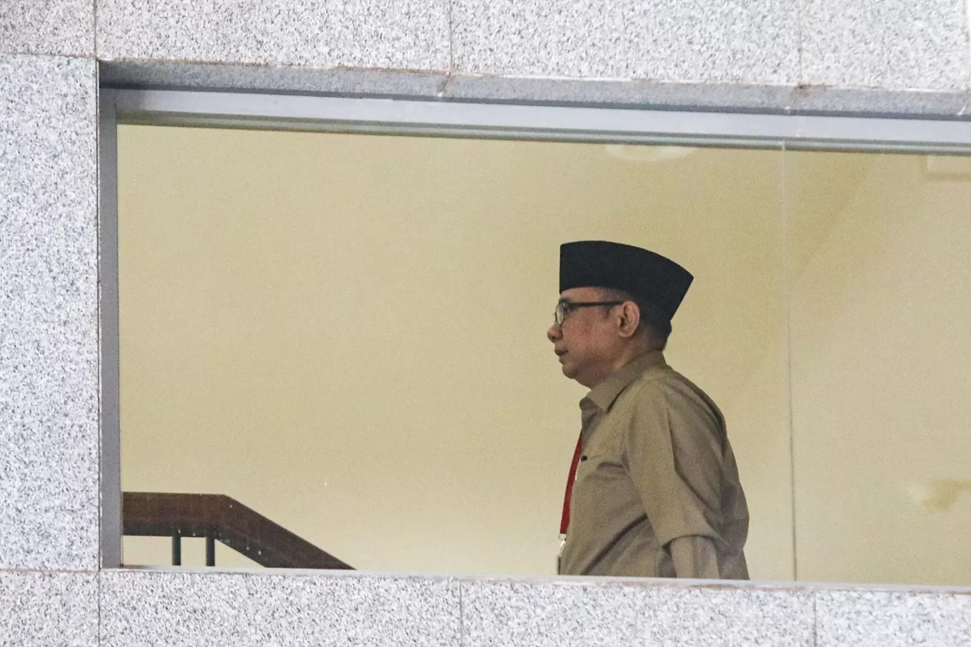 Mantan Menteri Agama Yaqut Cholil Qoumas, tersangka kasus dugaan korupsi kuota haji 2023-2024 di gedung Merah Putih KPK. (Salman Toyibi/Jawa Pos)