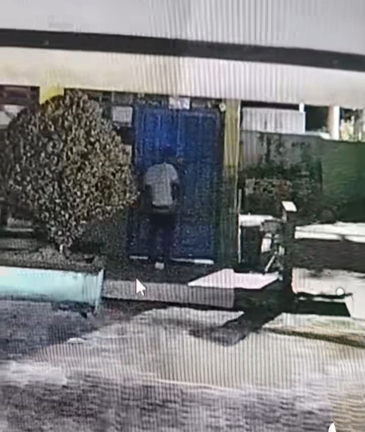 PENCURIAN: Pelaku pembobolan sekolah SDN 2 Baru, Kelurahan Baru, Kecamatan Arsel, Kabupaten Kotawaringin Barat (Kobar) terekam kamera CCTV, Kamis (15/1/2026) malam pukul 19.30 WIB. FOTO: IST/RADAR SAM