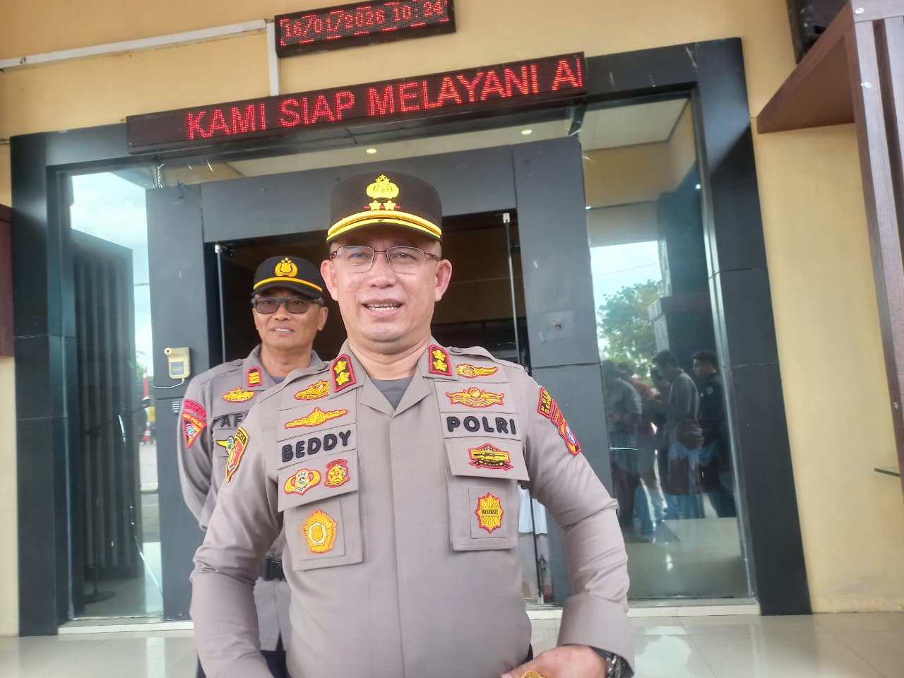 KAPOLRES BARU: Kapolres Seruyan AKBP Beddy Suwendi menyampaikan komitmen menjaga kamtibmas saat diwawancarai wartawan seusai Sertijab di Mapolres Seruyan. Jumat (16/1). (RIFANI/RADAR SAMPIT)