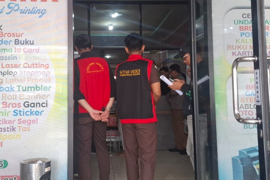 Tim Kejati Kalteng saat menggeledah salah satu lokasi, terkait proses hukum perkara dana hibah Pilkada Kotim 2023/2024, Selasa (13/1).