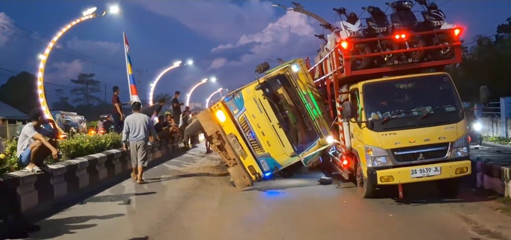 Insiden kecelakaan lalu lintas terjadi di kawasan Terowongan Nur Mentaya, Kota Sampit, Kecamatan Baamang, Kabupaten Kotawaringin Timur (Kotim), Jumat (16/1/2026), menjelang Magrib. (Rahmat Hidayat)