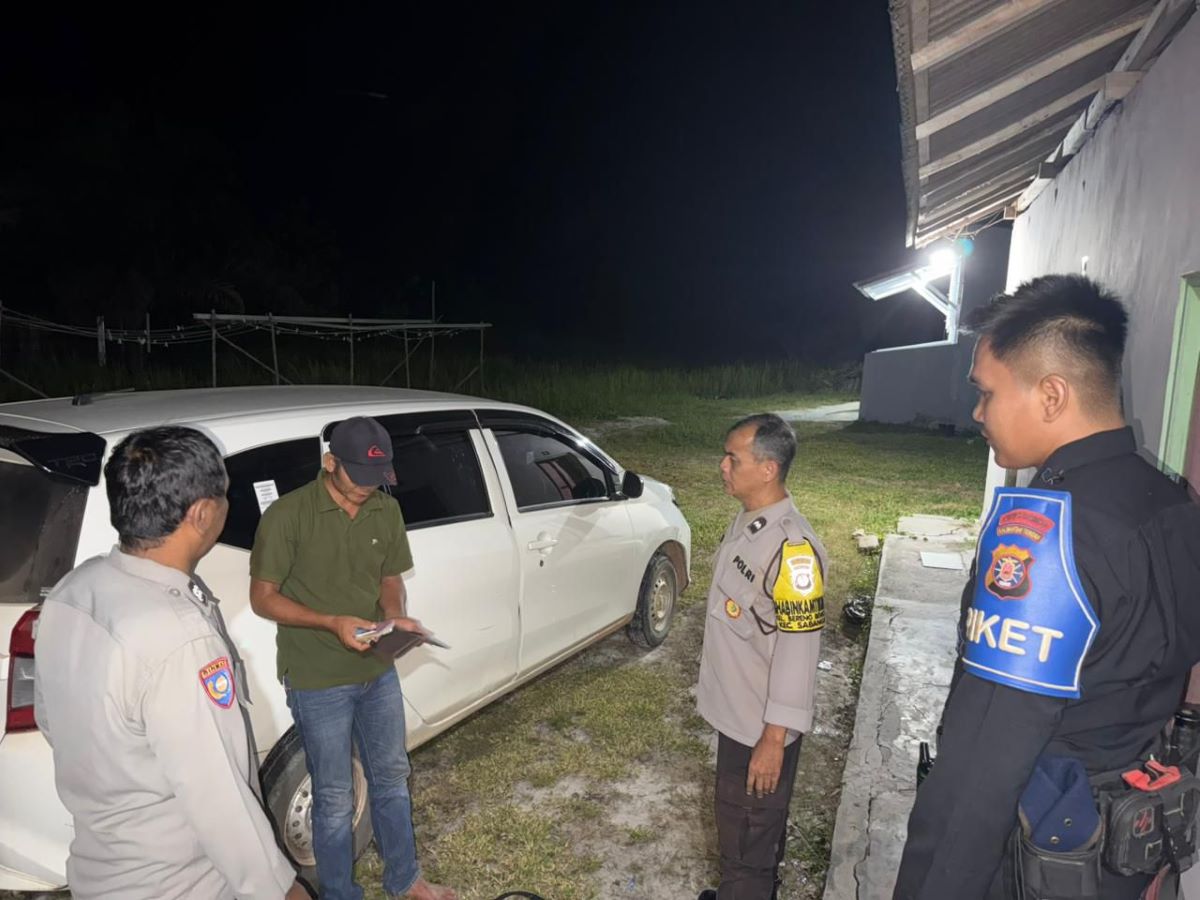 MABUK MIRAS : Personel Polsek Sabangau, Polresta Palangka Raya mengamankan seorang pria yang mengamuk di sebuah warung di Jalan Lintas Mahir Mahar, Kelurahan Kereng Bangkirai, Kecamatan Sabangau