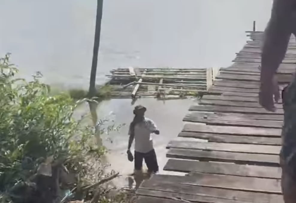 Tersangka pengracun udang yang dipergoki warga saat beraksi di Desa Terantang, Kecamatan Seranau, Jumat (16/1/2026)