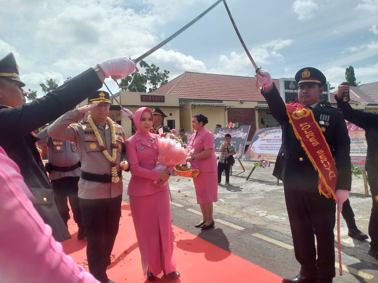 AKBP Beddy Suwendi saat prosesi pedang penyambutan di Mapolres Seruyan.