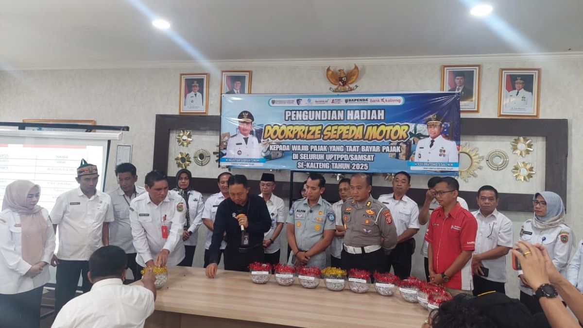PENGUNDIAN : Pengundian hadiah kendaraan bermotor bagi wajib pajak di Bapenda Kalteng pada Rabu (7/1). SAMSAT SAMPIT UNTUK RADAR SAMPIT