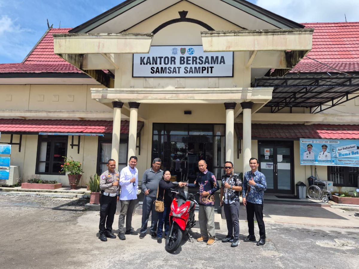 PENYERAHAN HADIAH : UPT PPD Bapenda Kalteng di Samsat Sampit menyerahkan hadiah kendaraan motor kepada pemenang yang beruntung di halaman Kantor Samsat Sampit, Kamis (15/1). SAMSAT SAMPIT UNTUK RADAR