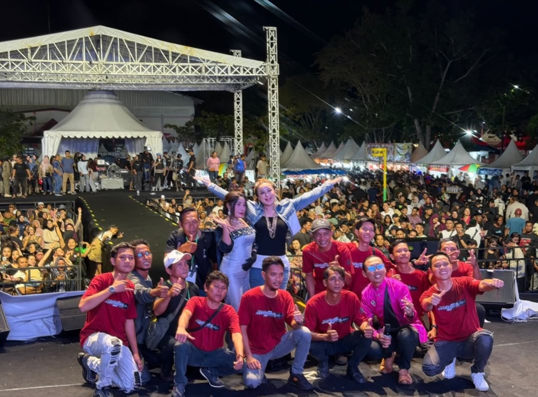 ArtisJuwita Bahar dan kru saat malam penutupan Sampit Expo 2026, (14/1).