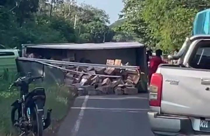 Truk terguling usai terlibat tabrakan dengan sepeda motor di Jalan Tjilik Riwut, Desa Patai, Kecamatan Cempaga, Jumat (16/1/2026).