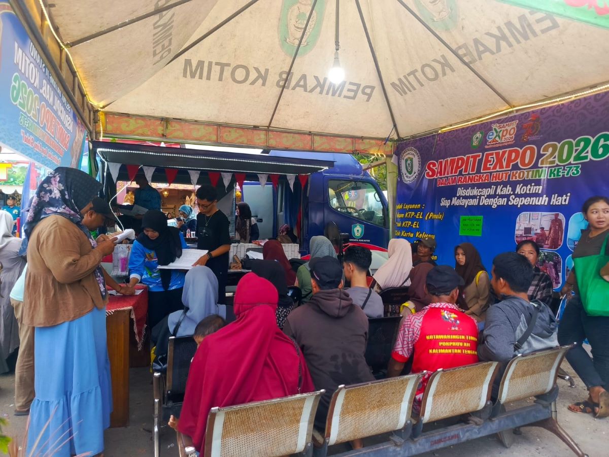 ADMINDUK: Stan Disdukcapil Kotim di Sampit Expo 2026 ramai oleh pengunjung yang mengurus administrasi kependudukan (adminduk), Rabu (14/1/2026) lalu. FOTO: YUNI/RADAR SAMPIT
