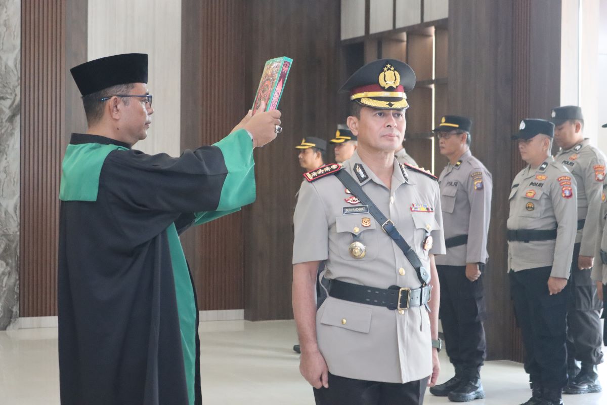 JABATAN BARU: Kombes Pol Budi Rachmat dilantik dan diambil sumpah jabatan sebagai Kabidhumas Polda Kalteng. FOTO: DODI/RADAR SAMPIT