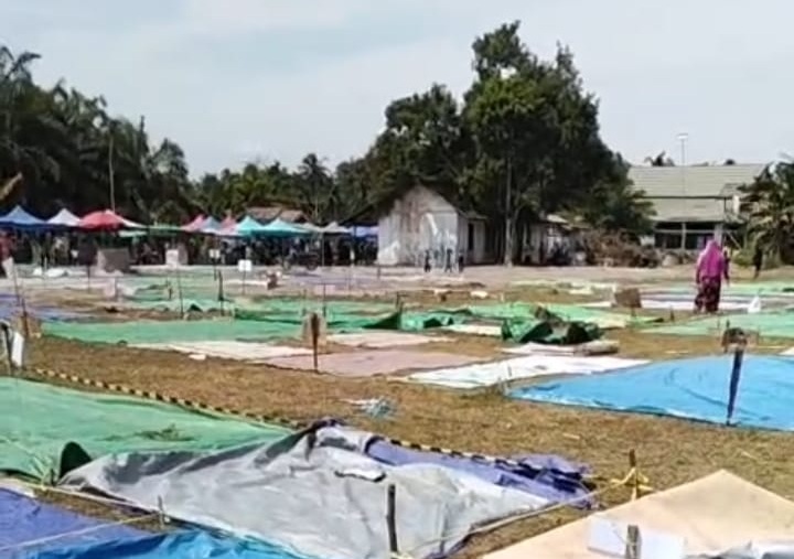 Lapangan Simpang Berambai, Kecamatan Pangkalan Banteng, Kabupaten Kotawaringin Barat sejak kemarin sudah dipetak dengan terpal dan tikar oleh jemaah pengajian akbar Gus Iqdam, Sabtu (17/1)