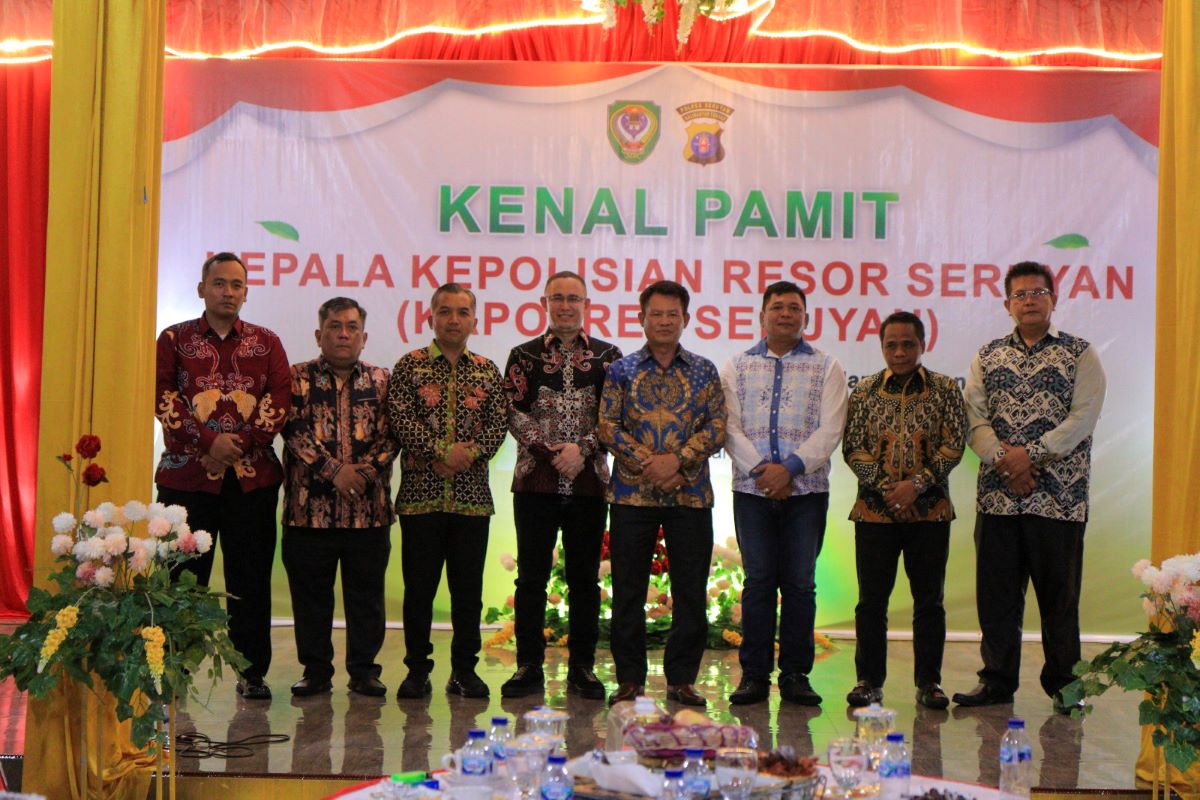 PISAH SAMBUT : Bupati Seruyan Ahmad Selanorwanda didampingi Forkopimda berfoto bersama AKBP Beddy Suwendi dan AKBP Han&rsquo;s Itta P, Jumat (16/1/2026) malam. FOTO: RIFANI/RADAR SAMPIT