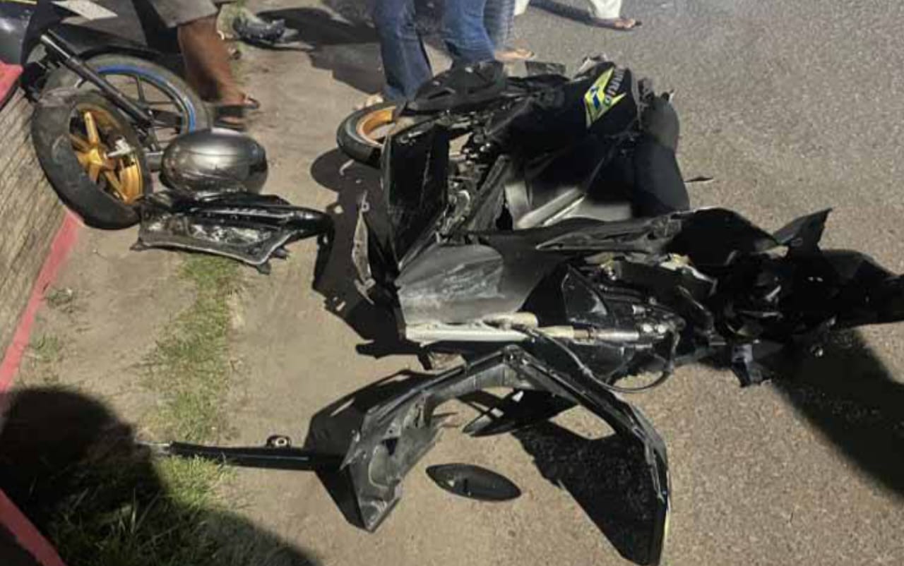 Kondisi sepeda motor yang dikendarai korban usai menghantam mobil parkir di kawasan Terowongan Nur Mentaya Sampit, Jumat malam (16/1/2026).