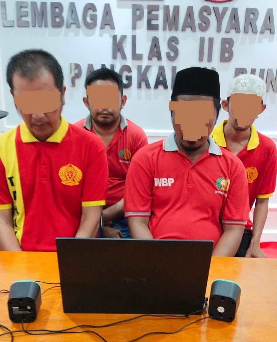 Empat terdakwa kasus narkoba saat persidangan daring di PN Nanga Bulik, baru-baru tadi.