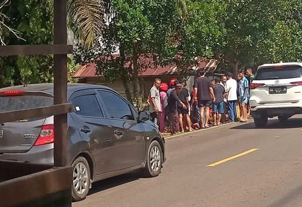 Warga berdatangan melihat kondisi korban tabrak lari di Desa Sungai Paring, Kecamatan Cempaga, Sabtu (17/1/2026).