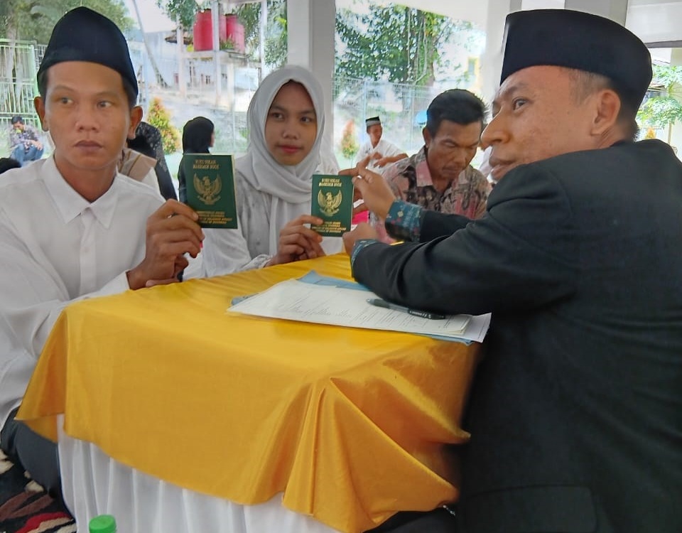 NIKAH: Salah satu pasangan nikah massal di pendopo rumah jabatan Bupati Kotawaringin Barat, Sabtu (17/1