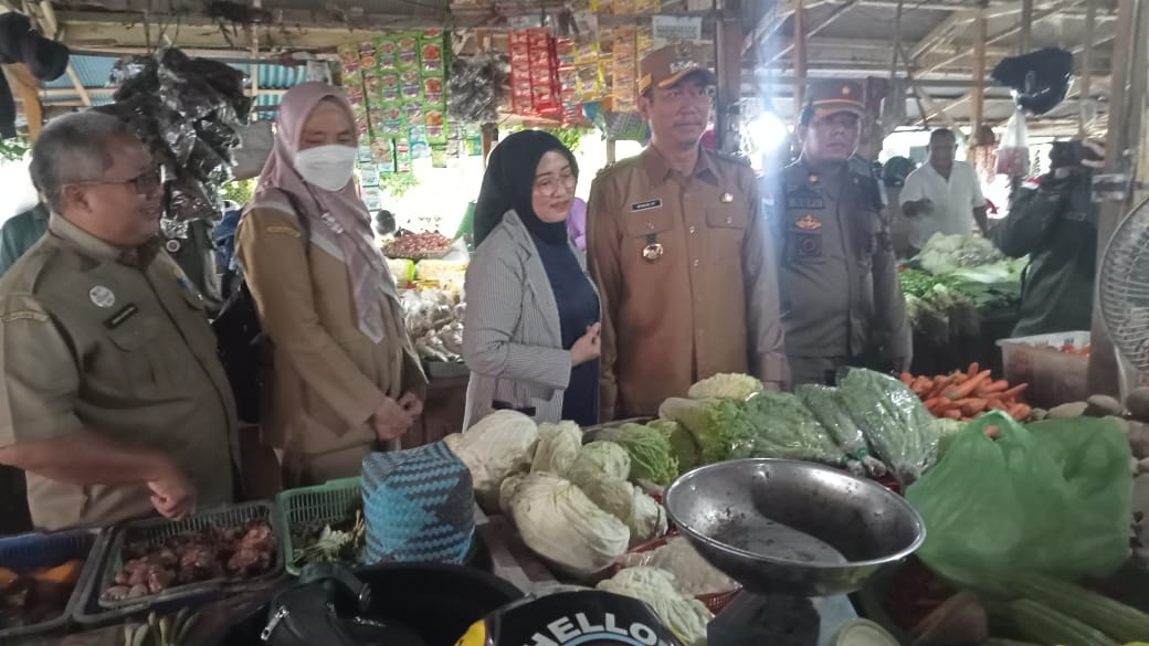 Bupati Sukmara Masduki saat berdialog dengan pedagang Pasar Saik Sukamara beberapa waktu lalu.