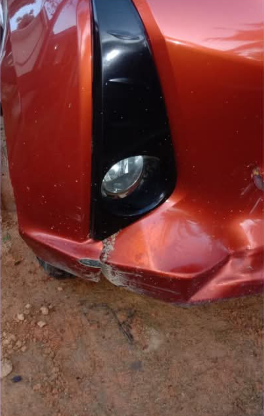 Buah sawit yang jatuh dari truk menggelinding ke jalan dan mengenai mobil yang melintas