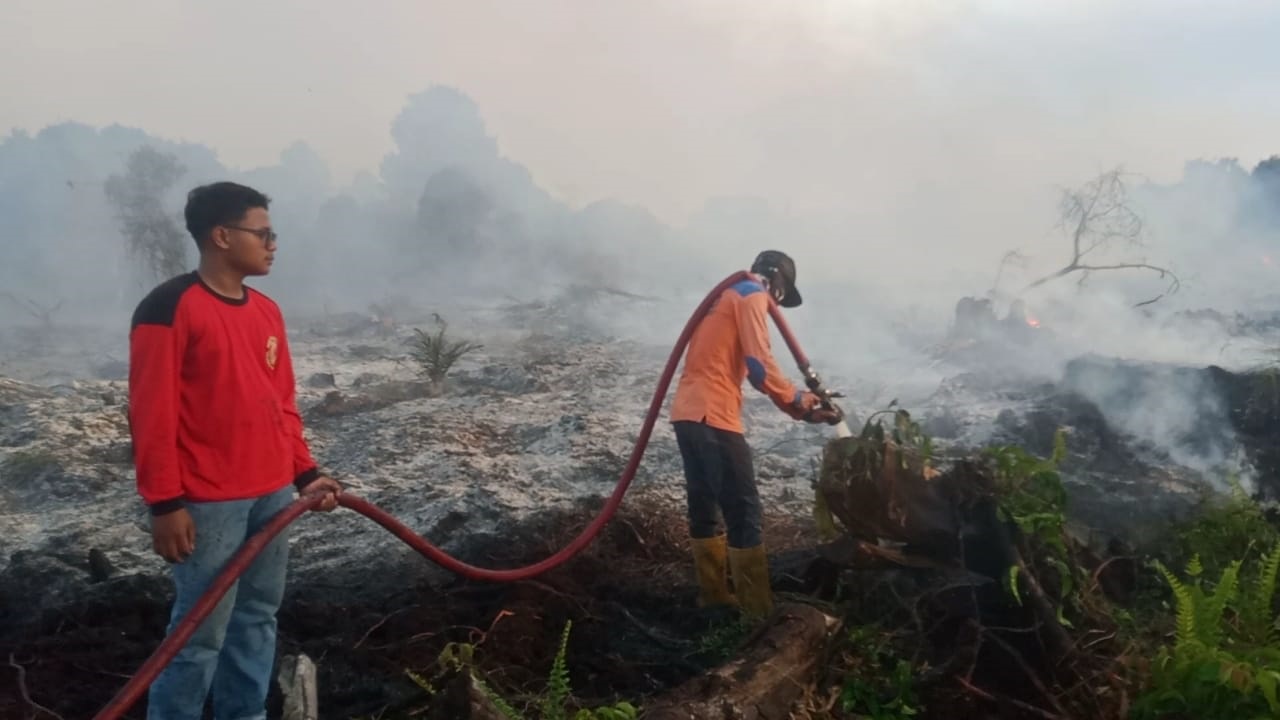 Kebakaran hutan dan lahan melanda kawasan kilometer 20, Jalan Ahmad Shaleh, Kelurahan Raja Seberang, Kecamatan Arut Selatan, Minggu (18/1).