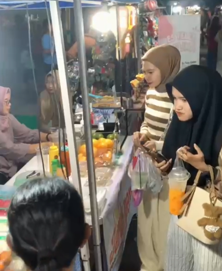 Pengunjung memadati Begoyap Night Market di Kelurahan Baru, Kecamatan Arut Selatan, Kabupaten Kotawaringin Barat, Sabtu (17/1).