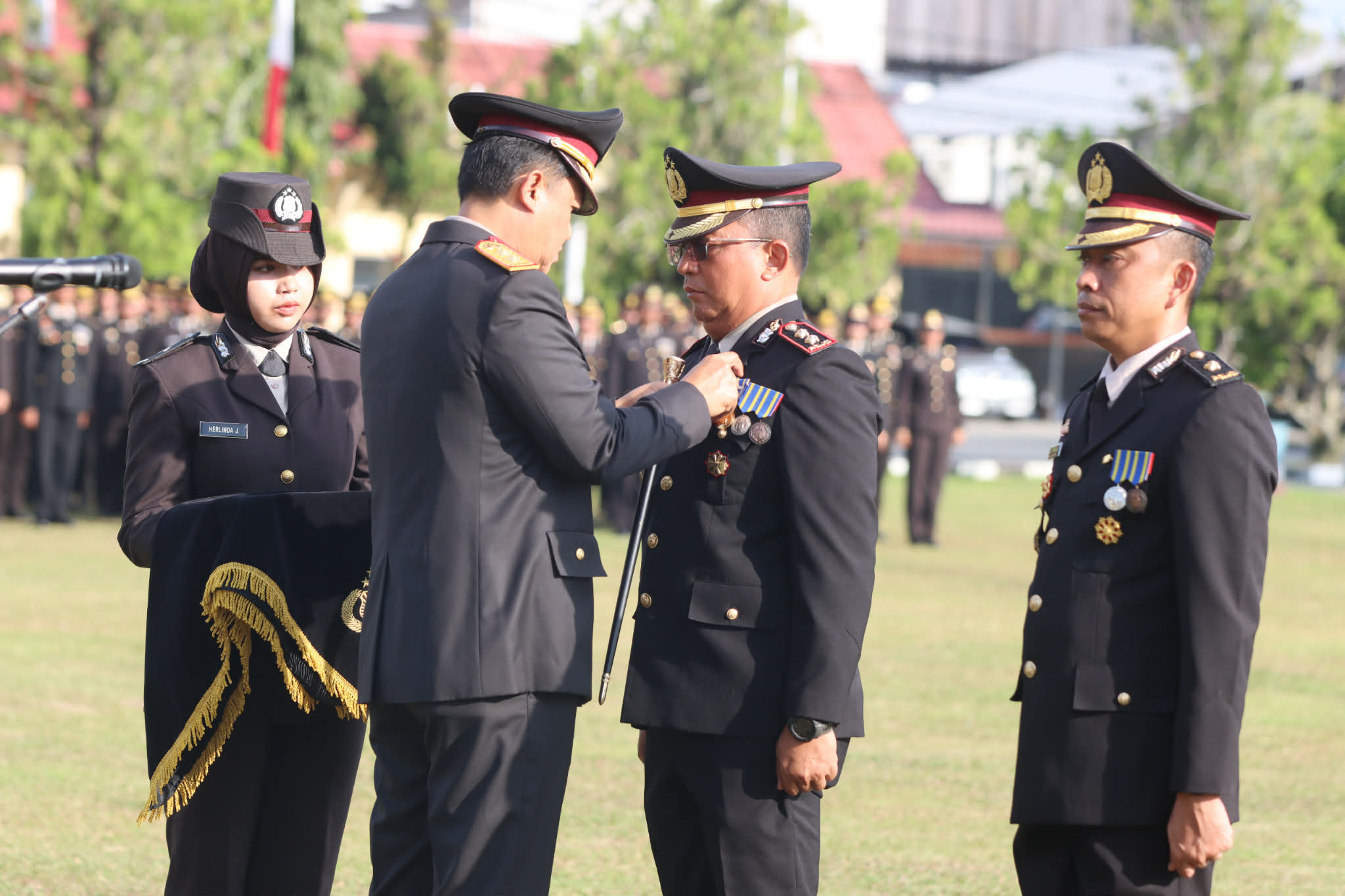 Kapolda Kalteng Irjen Pol Iwan Kurniawan saat melakukan penyematan tanda kehormatan Satya Lencana Pengabdian kepada 852 personel Polri di jajaran Polda Kalteng, (19/1)
